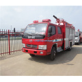 camion de pompiers avec réservoir d&#39;eau et de mousse